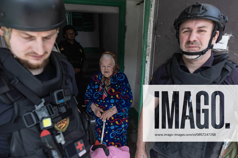 Aftermath of Russian airstrike in Kramatorsk and Druzhkivka DRUZHKIVKA, UKRAINE - MAY 21: Ukrainian emergency services evacuate a woman following ongoing Russian attacks in Druzhkivka, Ukraine, 21 May 2026 Diego Herrera Carcedo Anadolu Druzhkivka Ukraine. Editorial use only. Please get in touch for any other usage.