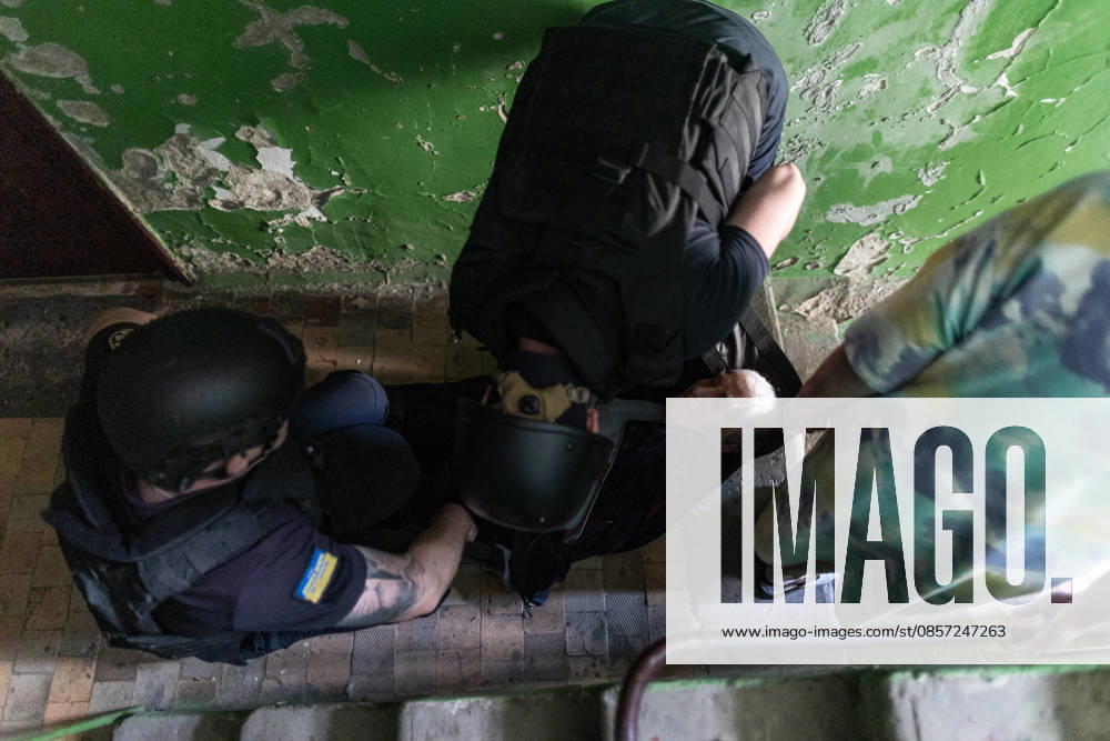 Aftermath of Russian airstrike in Kramatorsk and Druzhkivka DRUZHKIVKA, UKRAINE - MAY 21: Ukrainian emergency services evacuate a woman following ongoing Russian attacks in Druzhkivka, Ukraine, 21 May 2026 Diego Herrera Carcedo Anadolu Druzhkivka Ukraine. Editorial use only. Please get in touch for any other usage.