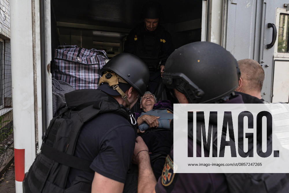 Aftermath of Russian airstrike in Kramatorsk and Druzhkivka DRUZHKIVKA, UKRAINE - MAY 21: Ukrainian emergency services evacuate a woman following ongoing Russian attacks in Druzhkivka, Ukraine, 21 May 2026 Diego Herrera Carcedo Anadolu Druzhkivka Ukraine. Editorial use only. Please get in touch for any other usage.