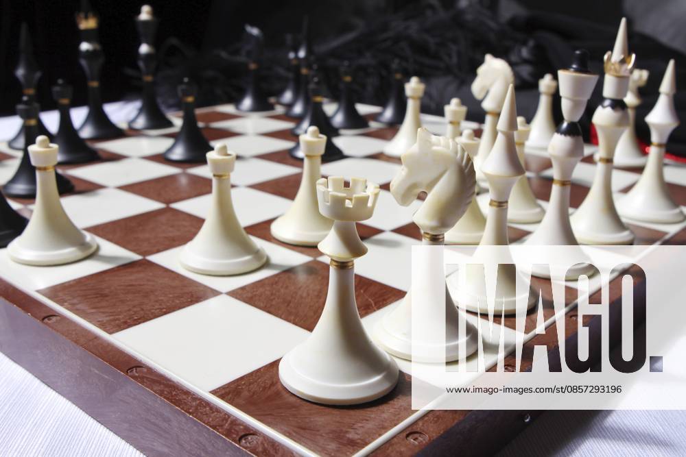 Schachfiguren auf dem Schachtisch Chess figures on chess table
