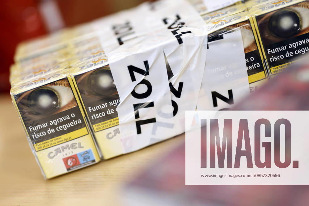 Customs officers present seized cigarette cartons at the annual press conference of the Cologne Main Customs Office Numerous exhibits from the areas of product counterfeiting, product safety and species protection as well as curious drug stashes are presented on site Cologne, 22 05 2026 NRW Germany