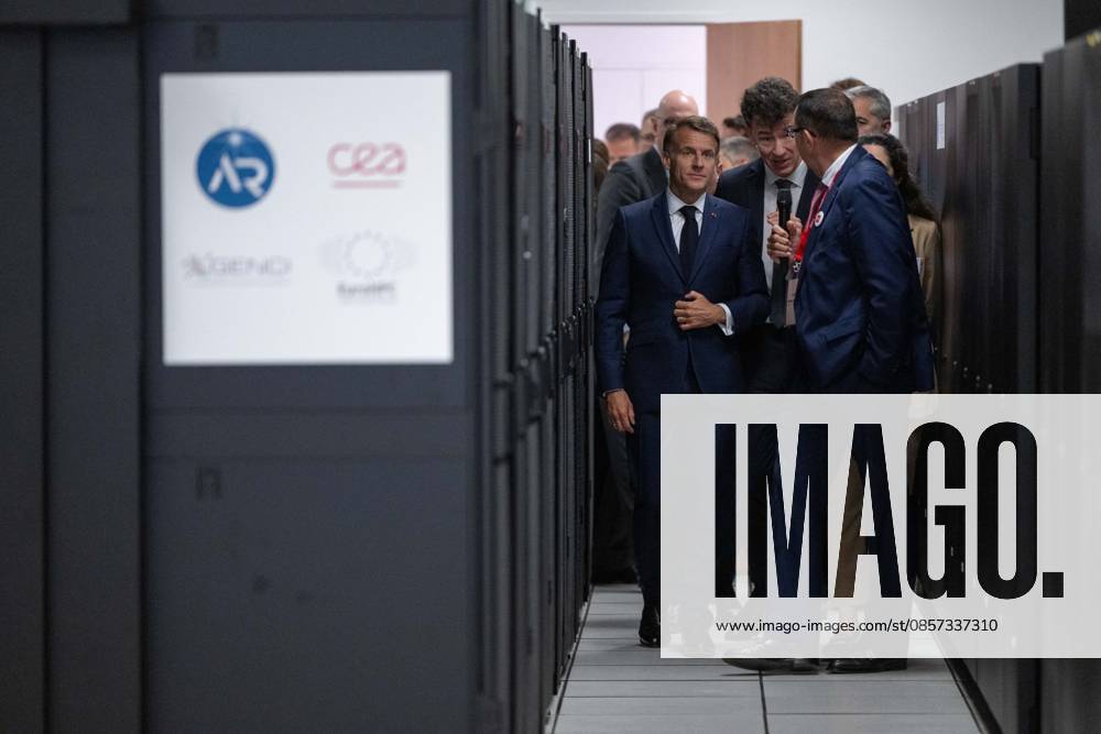Emmanuel Macron, President of the French Republic, walks through the facilities of the Alice Recoque supercomputer site during a visit to the European Forum on Computing Power, Quantum Sciences and Technologies, and Semiconductors at the Very Large Computing Center of the Commissariat à lénergie alternative et à lénergie atomique CEA in Bruyères le Châtel, au sud de Paris, le 22 mai 2026 Grégoire Campione Pool Bestimage French President during a visit to the European Forum on Computing Power, Quantum Sciences and Technologies, and Semiconductors at the Very Large Computing Centre of the French Alternative Energies and Atomic Energy Commission CEA in Bruyeres le Chatel, south of Paris, France, on May 22, 2026 Bruyères le Châtel France