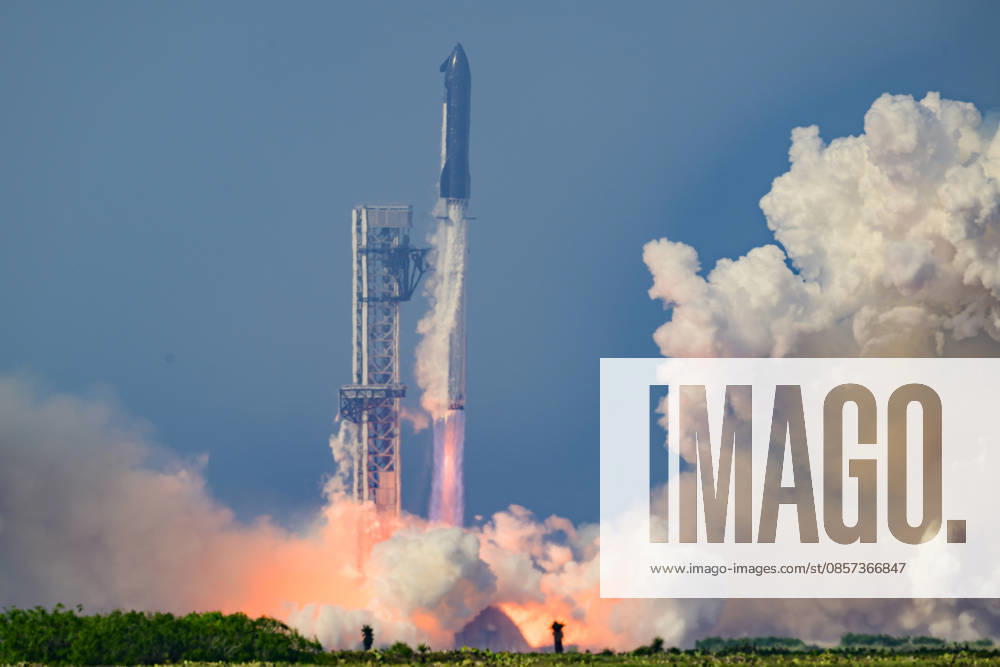 A new version of the SpaceX Starship rocket launches from Starbase, Texas, on May 22, 2026. Starbase USA - ZUMAb268 20260522_znp_b268_003