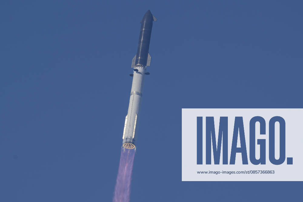 A new version of the SpaceX Starship rocket launches from Starbase, Texas, on May 22, 2026. Starbase USA - ZUMAb268 20260522_znp_b268_009
