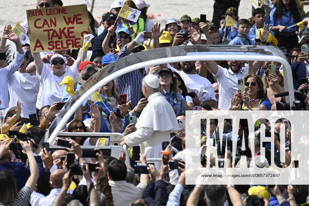 The Pope leaves Acerra Cathedral and heads in the popemobile to Piazza Calipari, where thousands of faithful have been waiting since the early hours of the morning. In Acerra s cathedral, Leo XIV spent a long time with the parents of numerous children and young people who have died from diseases related to environmental pollution. Also present were several young people who are still battling cancer. Acerra, May 23, 2026. ANSA CESARE ABBATE Acerra - ZUMAa110 20260523_zaf_a110_004
