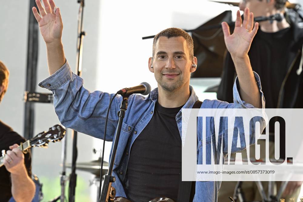 The BLEACHERS& xA;(NEW) Bleachers performed at the NBC TODAY SHOW CONCERT SERIES in New York. May 22, 2026 New York City, New York U. S. A. According to Wikipedia the Bleachers is an American rock band from New Jersey, formed in 2013 by musician Jack Antonoff. Led by Grammy-winning producer, multi-instrumentalist, and singer songwriter Jack Antonoff, Bleachers turn the sounds of 80s pop and college rock into buoyant, grandly emotional songs. In between his duties with Fun. and as a producer for stars such as Taylor Swift, Lorde, and Lana Del Rey, Antonoff delivers heartfelt anthems like I Wanna Get Better, the project s 2014.& xA;Credit: Victor M. Matos Thenews2& xA;(Foto: Victor M. Matos Thenews2 imago images)