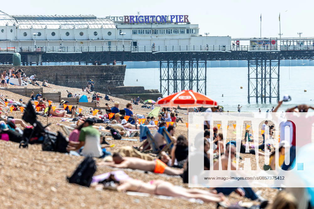 London, UK. Sun seekers enjoy the hot sun on Brighton Beach, East Sussex today as weather forecasters issue Amber weather warnings for high temperatures this Bank Holiday weekend. The Met Office has predicted a mini heatwave for the May Bank Holiday and school half term with temperatures expected to hit over 32c in London and the South East this week, possibly making it the hottest May on record. Brighton UK - ZUMAl94_ 20260523_zaf_l94_008