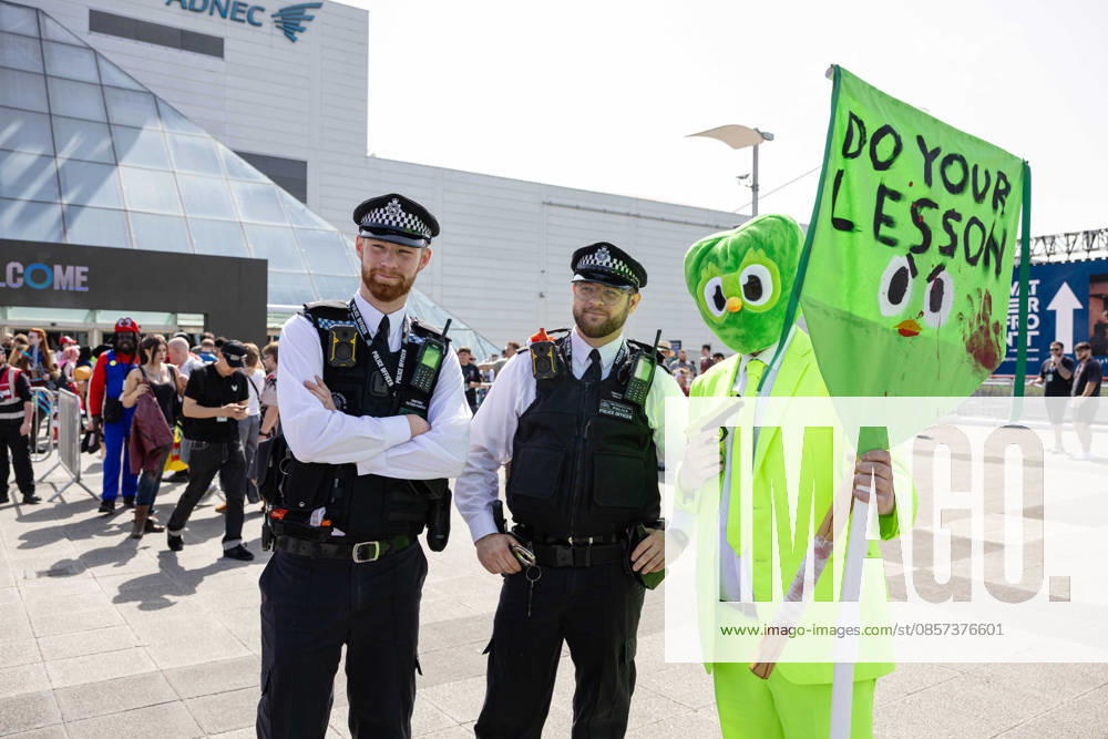 MCM Comic Con at ExCeL London, London, UK 23 May 2026 Met Police officers pose with coplayers outside MCM Comic Con at ExCeL London, London, UK, on 23 May 2026. The event brings together fans of comics, gaming, anime, film and television from across the UK and beyond., Credit:Pete Speller Avalon