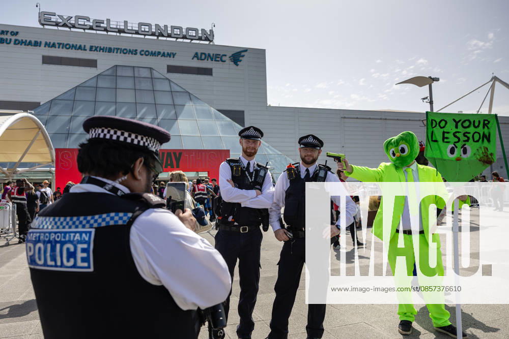 MCM Comic Con at ExCeL London, London, UK 23 May 2026 Met Police officers pose with coplayers outside MCM Comic Con at ExCeL London, London, UK, on 23 May 2026. The event brings together fans of comics, gaming, anime, film and television from across the UK and beyond., Credit:Pete Speller Avalon