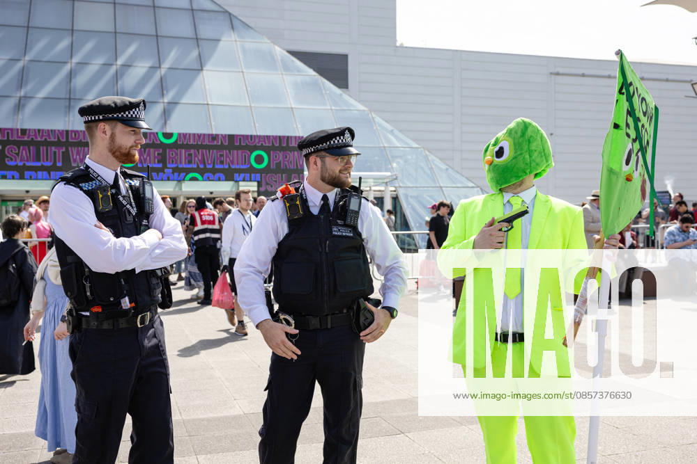 MCM Comic Con at ExCeL London, London, UK 23 May 2026 Met Police officers pose with coplayers outside MCM Comic Con at ExCeL London, London, UK, on 23 May 2026. The event brings together fans of comics, gaming, anime, film and television from across the UK and beyond., Credit:Pete Speller Avalon