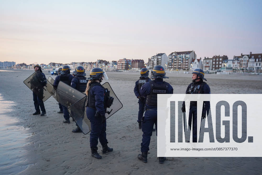 Dunkirk, France. Riot control police (CRS) gather as migrants board an inflatable boat at the beach at Dunkirk, while attempting to cross the English Channel. More than 200,000 migrants have crossed the Channel in small boats since 2018. Dunkirk France - ZUMAl94_ 20260523_zaf_l94_024