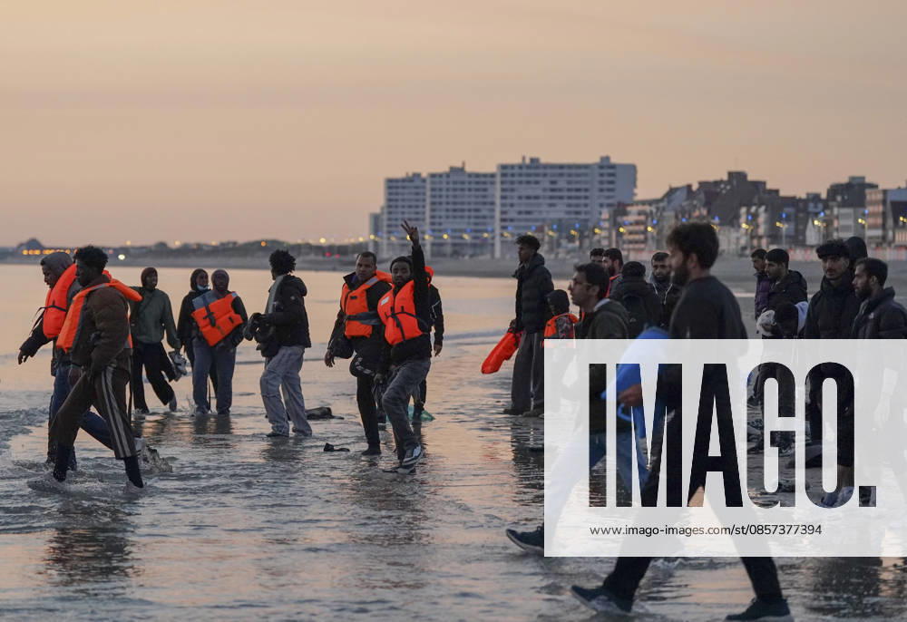 Dunkirk, France. Migrants, most wearing life jackets, wait to board an inflatable boat at the beach at Dunkirk, while attempting to cross the English Channel. More than 200,000 migrants have crossed the Channel in small boats since 2018. Dunkirk France - ZUMAl94_ 20260523_zaf_l94_028