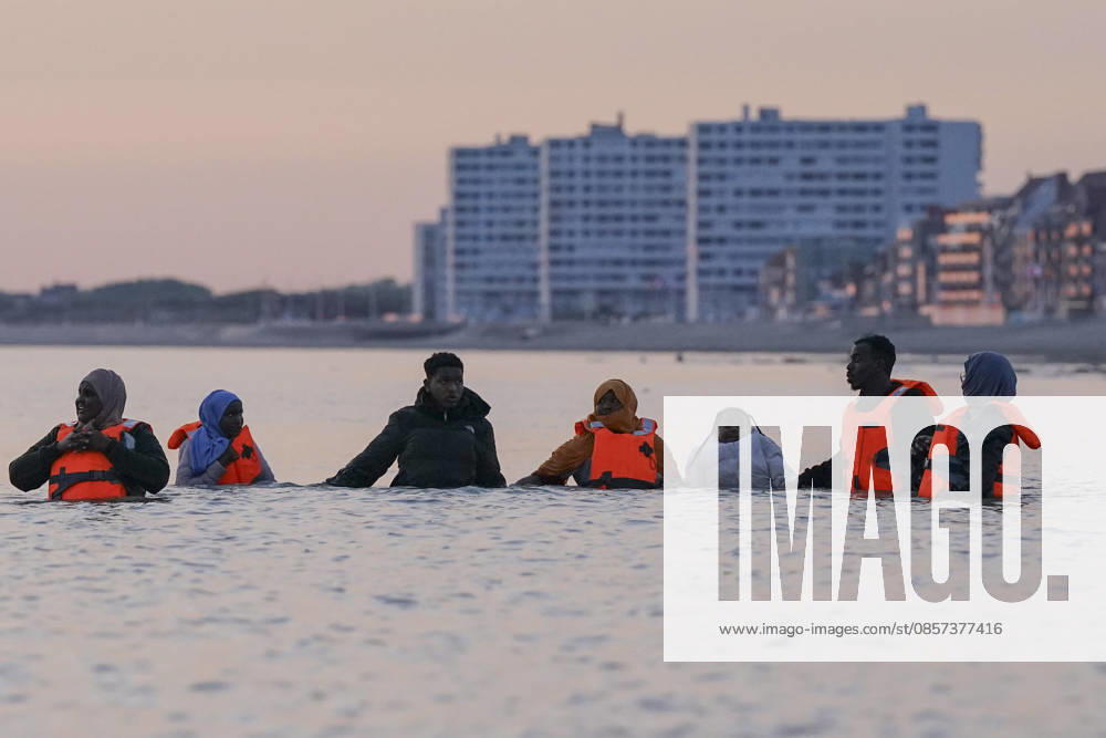 Dunkirk, France. Migrants wait in the sea in the hope of boarding an inflatable boat at the beach at Dunkirk, while attempting to cross the English Channel. More than 200,000 migrants have crossed the Channel in small boats since 2018. Dunkirk France - ZUMAl94_ 20260523_zaf_l94_027