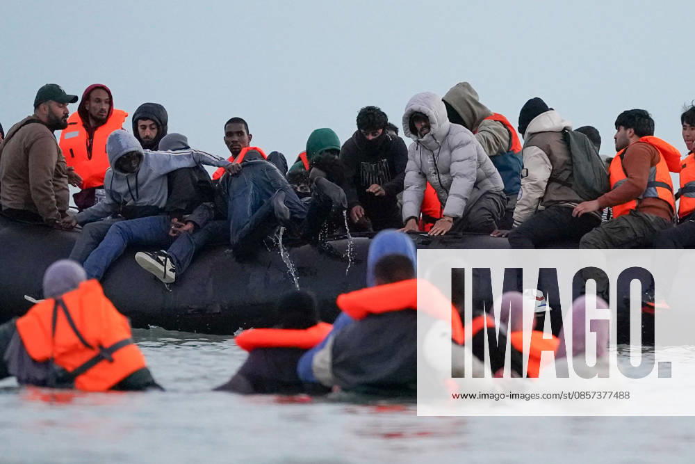 Dunkirk, France. Migrants board an inflatable boat at the beach at Dunkirk, while attempting to cross the English Channel. More than 200,000 migrants have crossed the Channel in small boats since 2018. Dunkirk France - ZUMAl94_ 20260523_zaf_l94_052