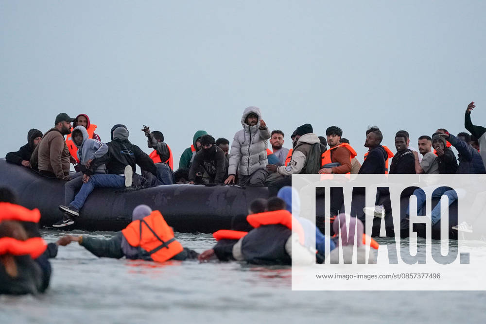 Dunkirk, France. Migrants board an inflatable boat at the beach at Dunkirk, while attempting to cross the English Channel. More than 200,000 migrants have crossed the Channel in small boats since 2018. Dunkirk France - ZUMAl94_ 20260523_zaf_l94_055