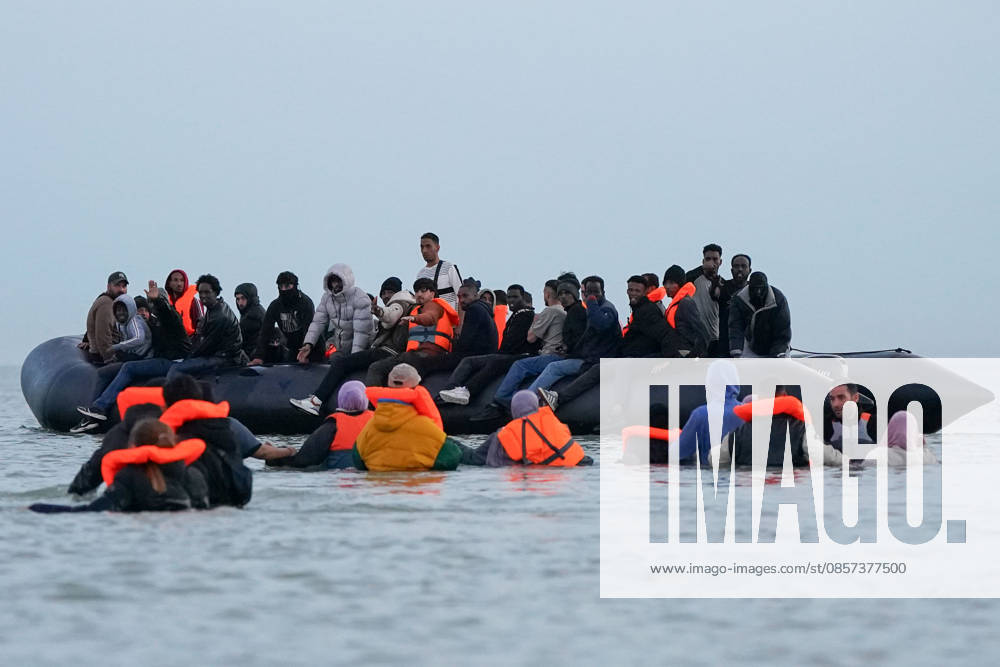 Dunkirk, France. Migrants board an inflatable boat at the beach at Dunkirk, while attempting to cross the English Channel. More than 200,000 migrants have crossed the Channel in small boats since 2018. Dunkirk France - ZUMAl94_ 20260523_zaf_l94_059