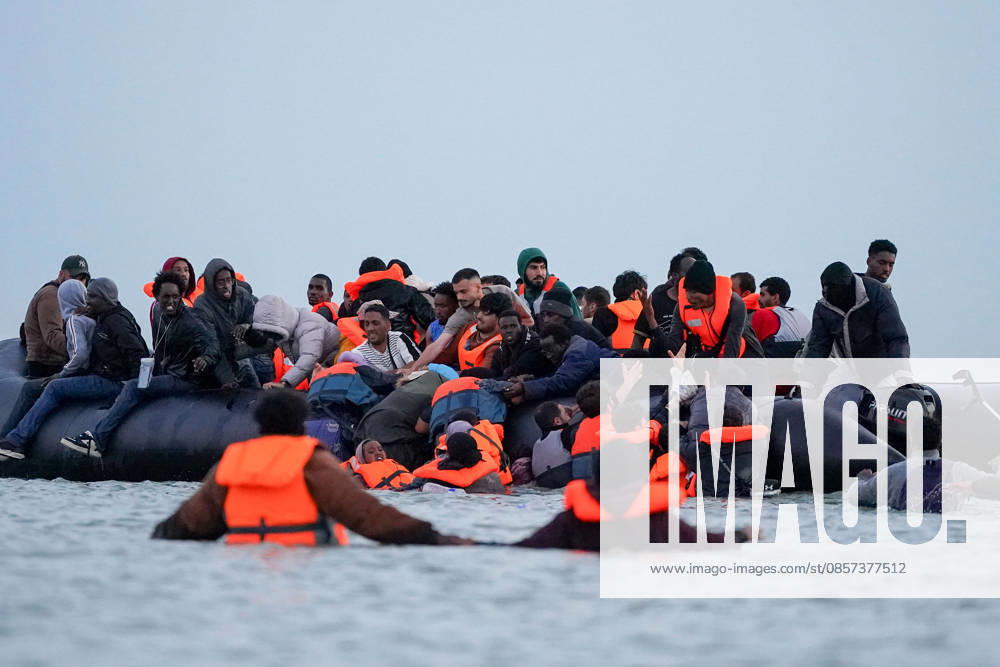 Dunkirk, France. Migrants board an inflatable boat at the beach at Dunkirk, while attempting to cross the English Channel. More than 200,000 migrants have crossed the Channel in small boats since 2018. Dunkirk France - ZUMAl94_ 20260523_zaf_l94_067