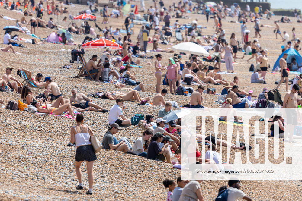 London, UK. Sun seekers enjoy the hot sun on Brighton Beach, East Sussex today as weather forecasters issue Amber weather warnings for high temperatures this Bank Holiday weekend. The Met Office has predicted a mini heatwave for the May Bank Holiday and school half term with temperatures expected to hit over 32c in London and the South East this week, possibly making it the hottest May on record. Brighton UK - ZUMAl94_ 20260523_zaf_l94_075
