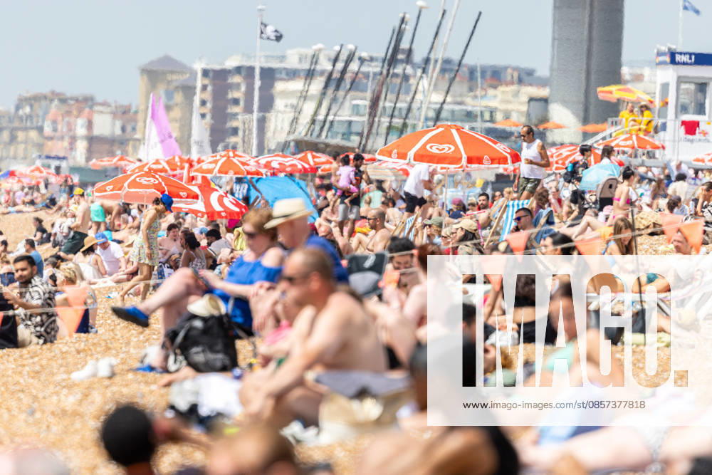 London, UK. Sun seekers enjoy the hot sun on Brighton Beach, East Sussex today as weather forecasters issue Amber weather warnings for high temperatures this Bank Holiday weekend. The Met Office has predicted a mini heatwave for the May Bank Holiday and school half term with temperatures expected to hit over 32c in London and the South East this week, possibly making it the hottest May on record. Brighton UK - ZUMAl94_ 20260523_zaf_l94_077