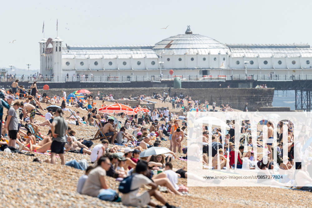 London, UK. Sun seekers enjoy the hot sun on Brighton Beach, East Sussex today as weather forecasters issue Amber weather warnings for high temperatures this Bank Holiday weekend. The Met Office has predicted a mini heatwave for the May Bank Holiday and school half term with temperatures expected to hit over 32c in London and the South East this week, possibly making it the hottest May on record. Brighton UK - ZUMAl94_ 20260523_zaf_l94_085