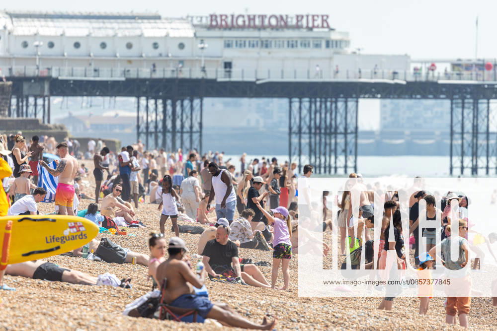 London, UK. Sun seekers enjoy the hot sun on Brighton Beach, East Sussex today as weather forecasters issue Amber weather warnings for high temperatures this Bank Holiday weekend. The Met Office has predicted a mini heatwave for the May Bank Holiday and school half term with temperatures expected to hit over 32c in London and the South East this week, possibly making it the hottest May on record. Brighton UK - ZUMAl94_ 20260523_zaf_l94_082