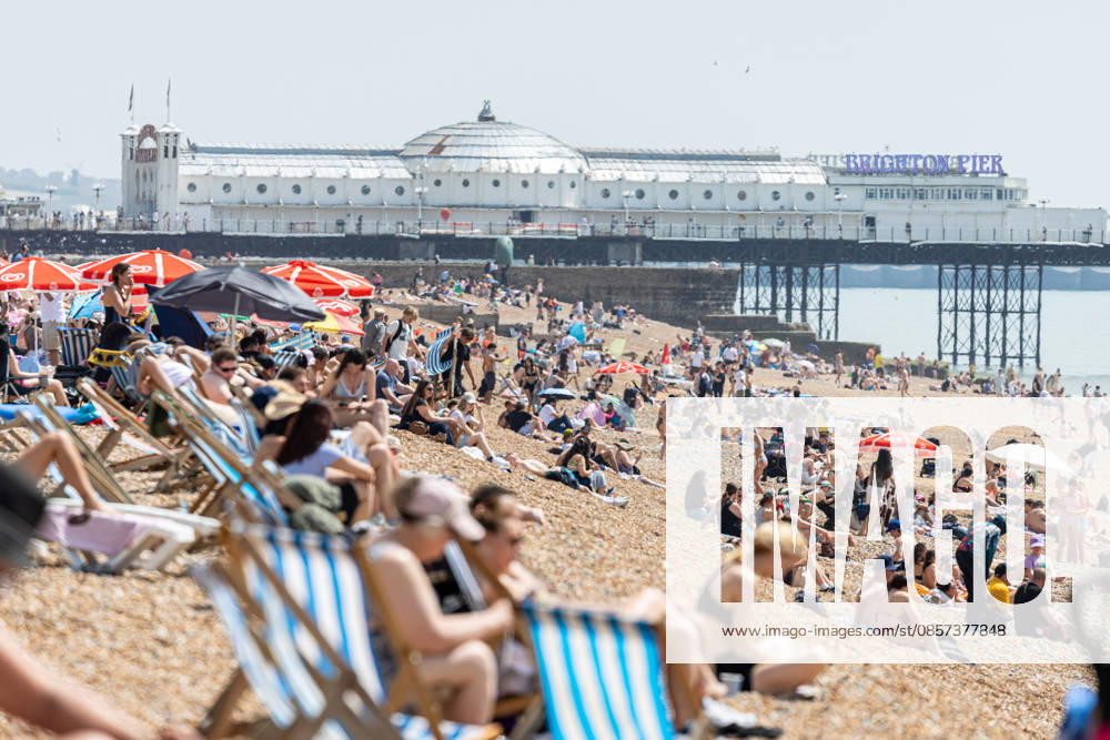 London, UK. Sun seekers enjoy the hot sun on Brighton Beach, East Sussex today as weather forecasters issue Amber weather warnings for high temperatures this Bank Holiday weekend. The Met Office has predicted a mini heatwave for the May Bank Holiday and school half term with temperatures expected to hit over 32c in London and the South East this week, possibly making it the hottest May on record. Brighton UK - ZUMAl94_ 20260523_zaf_l94_084
