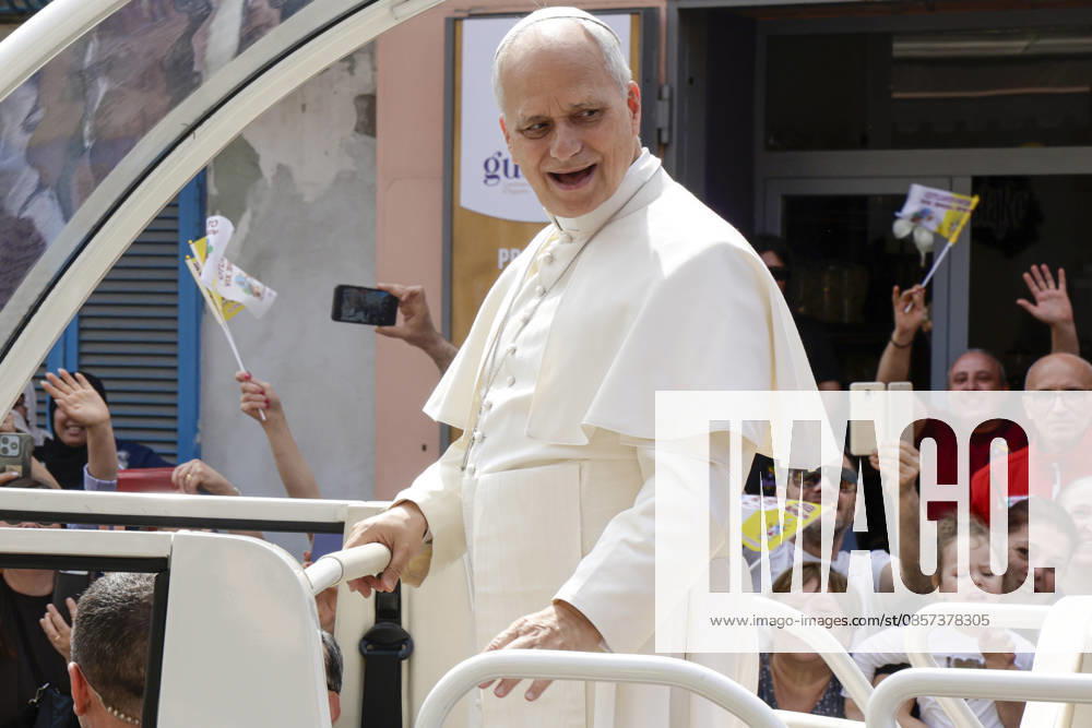 IPA84996344 - Along the streets of Acerra, near Naples, crowds of worshippers gathered to greet Pope Leo XIV as he passed through the town in the popemobile. Thousands of faithful lined the streets waving flags, applauding, and praying during the Pope s pastoral visit, transforming the town into a moment of collective celebration and devotion.A deeply symbolic event marked by strong public participation and religious fervor. Acerra May 23, 2026.