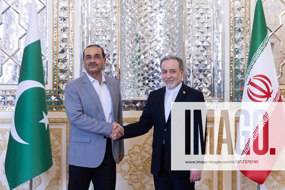 Pakistans Chief of defence forces Asim Munir and Irans Foreign Minister Abbas Araghchi are seen shaking hands during their meeting in Tehran Tehran Iran - ZUMAs197 20260523_aaa_s197_179