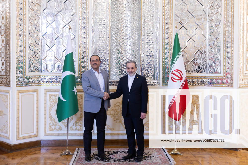 Pakistans Chief of defence forces Asim Munir and Irans Foreign Minister Abbas Araghchi are seen shaking hands during their meeting in Tehran Tehran Iran - ZUMAs197 20260523_aaa_s197_180