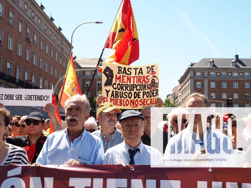 MADRID, SPAIN - MAY 23: Thousands of people gather at Plaza de Colo³n, blocking and marching along the main avenues of the Spanish capital toward the Moncloa Arch, demanding the resignation of Spain s Prime Minister Pedro So¡nchez. Madrid Spain - ZUMAh199 20260523_zip_h199_014