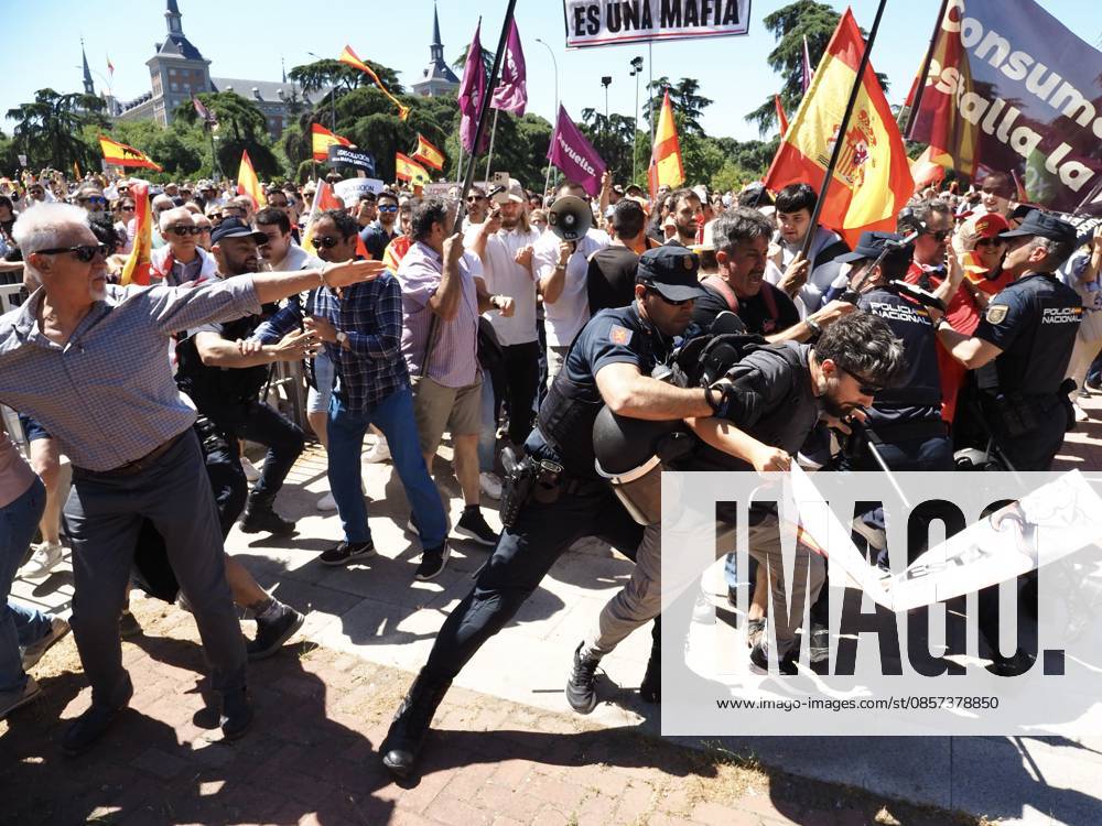 MADRID, SPAIN - MAY 23: Thousands of people gather at Plaza de Colo³n, blocking and marching along the main avenues of the Spanish capital toward the Moncloa Arch, demanding the resignation of Spain s Prime Minister Pedro So¡nchez. Madrid Spain - ZUMAh199 20260523_zip_h199_023