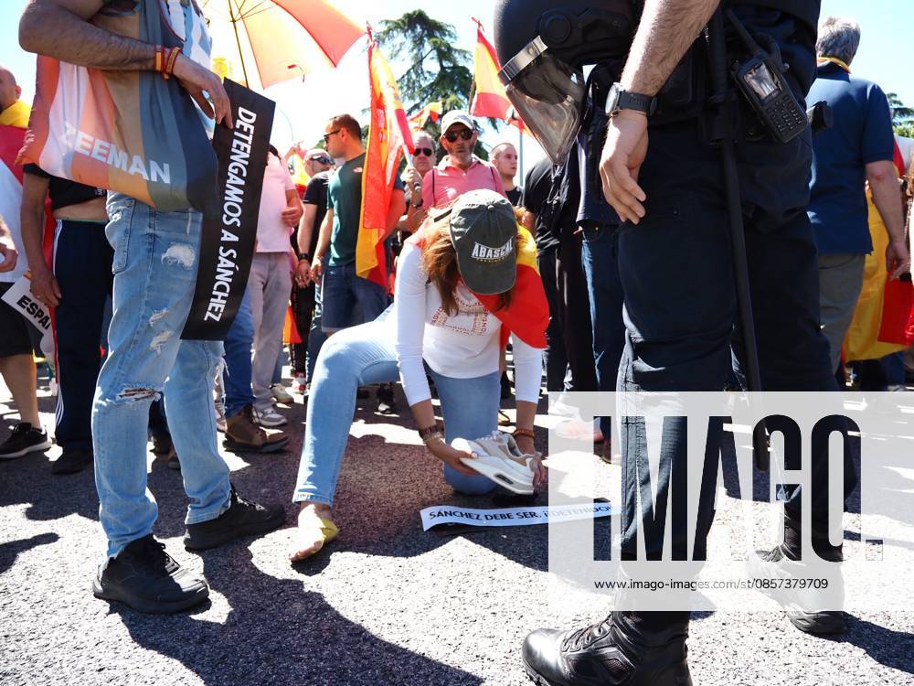 MADRID, SPAIN - MAY 23: Thousands of people gather at Plaza de Colo³n, blocking and marching along the main avenues of the Spanish capital toward the Moncloa Arch, demanding the resignation of Spain s Prime Minister Pedro So¡nchez. Madrid Spain - ZUMAh199 20260523_zip_h199_018