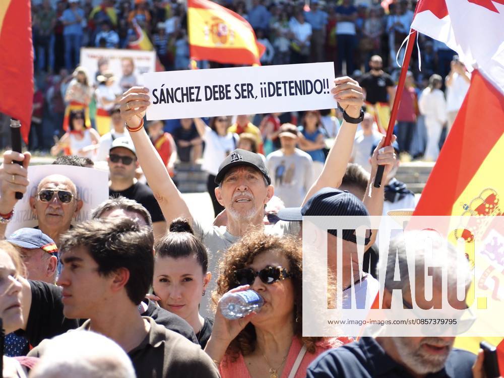 MADRID, SPAIN - MAY 23: Thousands of people gather at Plaza de Colo³n, blocking and marching along the main avenues of the Spanish capital toward the Moncloa Arch, demanding the resignation of Spain s Prime Minister Pedro So¡nchez. Madrid Spain - ZUMAh199 20260523_zip_h199_020