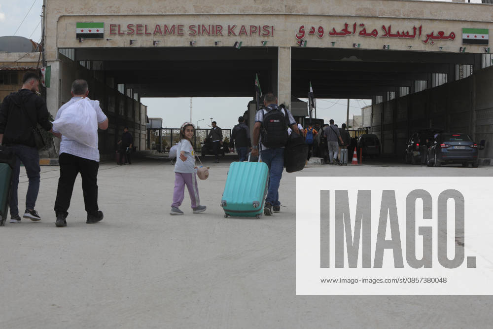 Syrian citizens create heavy congestion at border gates ahead of Eid al-Adha ALEPPO, SYRIA - MAY 23: Syrian citizens, who have been living in Turkiye for many years, cause heavy congestion at the border gates as they head back to their home country to spend the upcoming Eid al-Adha, in Bab al-Salam border crossing of Azaz, Aleppo, Syria on May 23, 2026. It is reported that approximately 2,000 people cross into Syria daily through Oncupinar, while similar crowds and intensive activity are observed at the Bab al-Salameh (Elsalame) Border Gate on the Syrian side. Bakr Al Kasem Anadolu Aleppo Syria. Editorial use only. Please get in touch for any other usage.