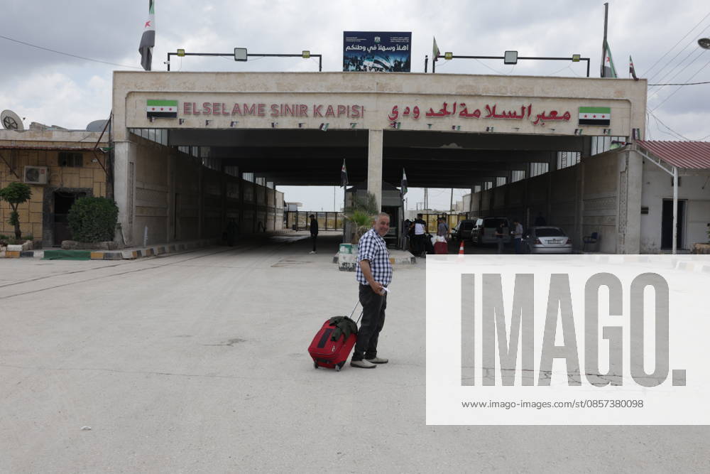 Syrian citizens create heavy congestion at border gates ahead of Eid al-Adha ALEPPO, SYRIA - MAY 23: Syrian citizens, who have been living in Turkiye for many years, cause heavy congestion at the border gates as they head back to their home country to spend the upcoming Eid al-Adha, in Bab al-Salam border crossing of Azaz, Aleppo, Syria on May 23, 2026. It is reported that approximately 2,000 people cross into Syria daily through Oncupinar, while similar crowds and intensive activity are observed at the Bab al-Salameh (Elsalame) Border Gate on the Syrian side. Bakr Al Kasem Anadolu Aleppo Syria. Editorial use only. Please get in touch for any other usage.