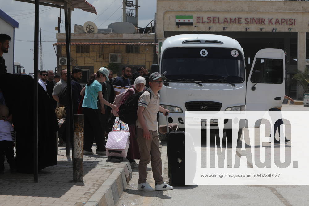 Syrian citizens create heavy congestion at border gates ahead of Eid al-Adha ALEPPO, SYRIA - MAY 23: Syrian citizens, who have been living in Turkiye for many years, cause heavy congestion at the border gates as they head back to their home country to spend the upcoming Eid al-Adha, in Bab al-Salam border crossing of Azaz, Aleppo, Syria on May 23, 2026. It is reported that approximately 2,000 people cross into Syria daily through Oncupinar, while similar crowds and intensive activity are observed at the Bab al-Salameh (Elsalame) Border Gate on the Syrian side. Bakr Al Kasem Anadolu Aleppo Syria. Editorial use only. Please get in touch for any other usage.