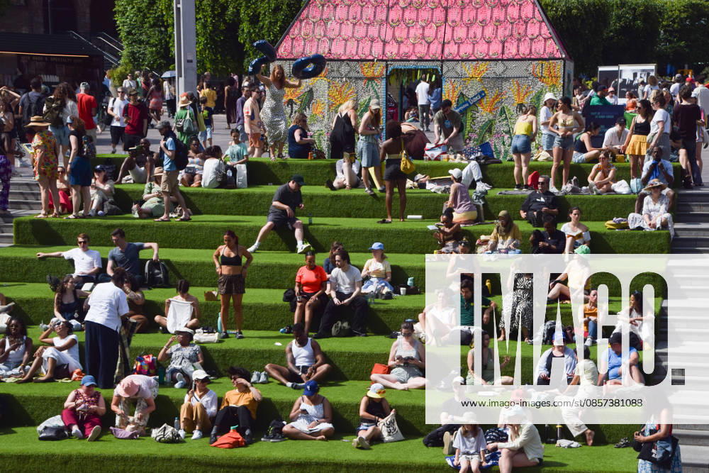 People enjoy the sunshine on the steps in Granary Square in King s Cross as temperatures soar in the capital. London United Kingdom - ZUMAv130 20260523_zip_v130_002