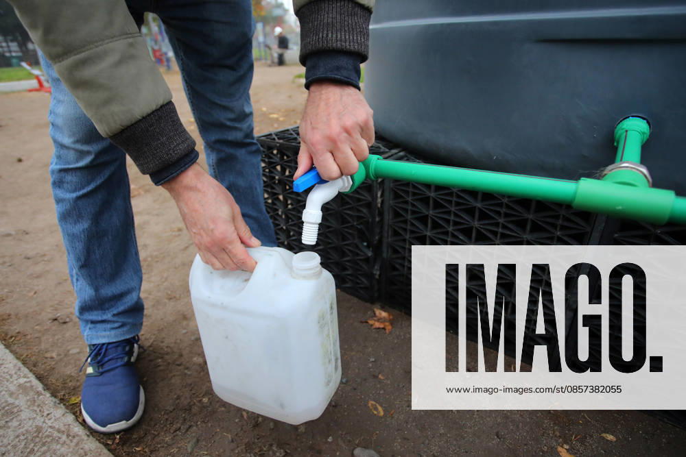 Due to the scheduled cut of drinking water in eight municipalities of the capital, the free residual chlorine of water from alternative supply ponds is measured to ensure its quality and safety Jonnathan Oyarzun Aton Chile, Santiago Chile Aton 1158253