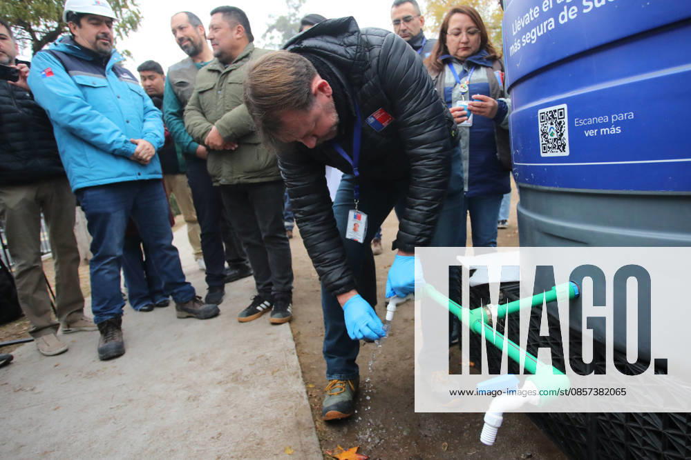 Due to the scheduled cut of drinking water in eight municipalities of the capital, the free residual chlorine of water from an alternative supply pond is measured to ensure its quality and safety Jonnathan Oyarzun Aton Chile, Santiago Chile Aton 1158261