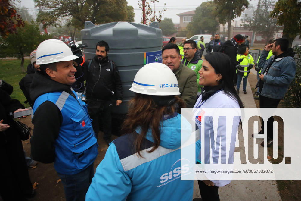 Due to the scheduled cut of drinking water in eight municipalities of the capital, the free residual chlorine of water from an alternative supply pond is measured to ensure its quality and safety Jonnathan Oyarzun Aton Chile, Santiago Chile Aton 1158263
