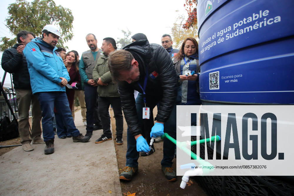 Due to the scheduled cut of drinking water in eight municipalities of the capital, the free residual chlorine of water from alternative supply ponds is measured to ensure its quality and safety Jonnathan Oyarzun Aton Chile, Santiago Chile Aton 1158259