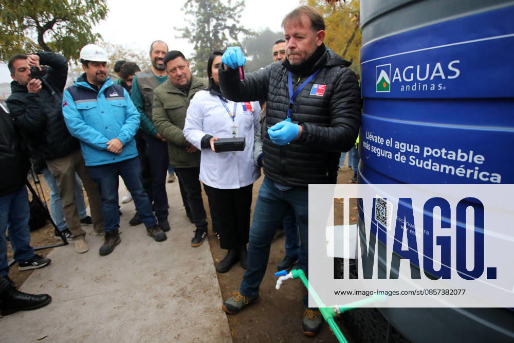 Due to the scheduled cut of drinking water in eight municipalities of the capital, the free residual chlorine of water from an alternative supply pond is measured to ensure its quality and safety Jonnathan Oyarzun Aton Chile, Santiago Chile Aton 1158260