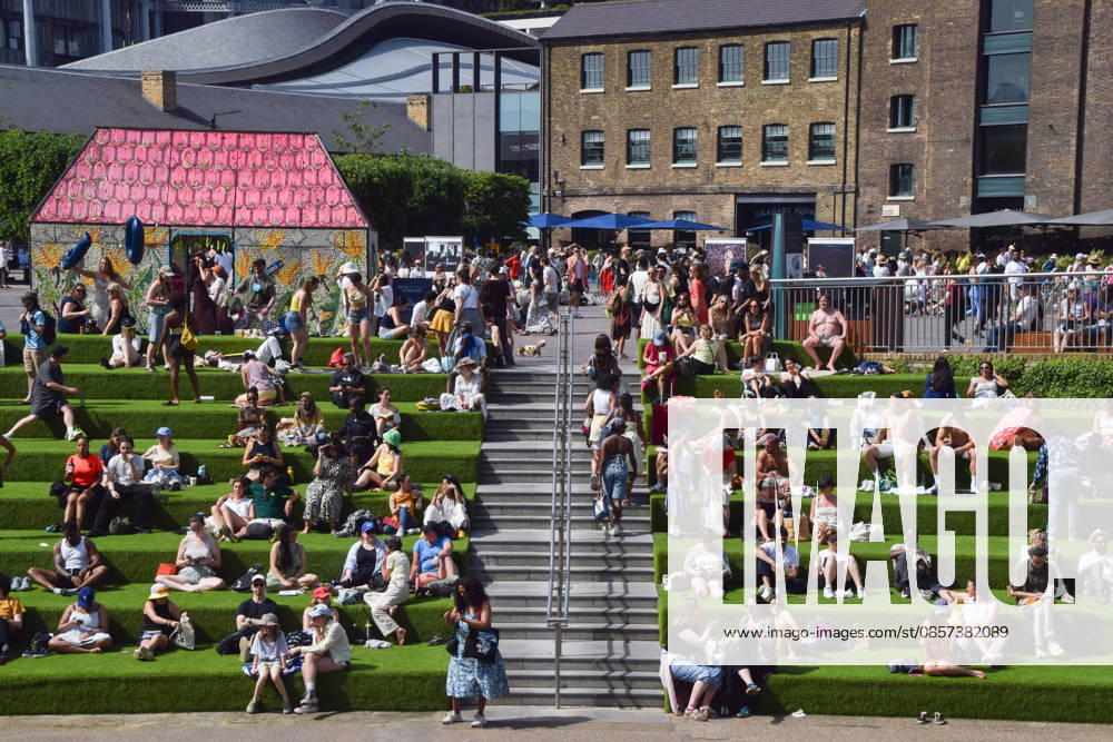 People enjoy the sunshine on the steps in Granary Square in King s Cross as temperatures soar in the capital. London United Kingdom - ZUMAv130 20260523_zip_v130_003