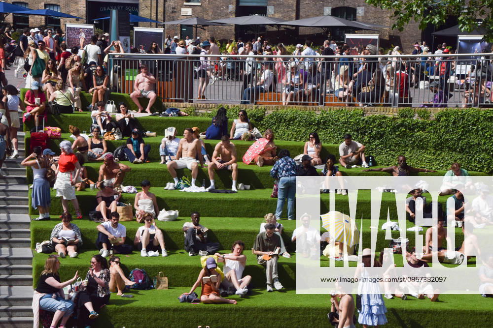 People enjoy the sunshine on the steps in Granary Square in King s Cross as temperatures soar in the capital. London United Kingdom - ZUMAv130 20260523_zip_v130_001