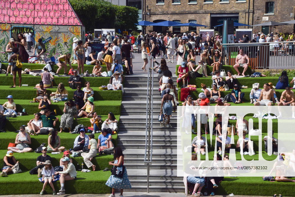 People enjoy the sunshine on the steps in Granary Square in King s Cross as temperatures soar in the capital. London United Kingdom - ZUMAv130 20260523_zip_v130_004