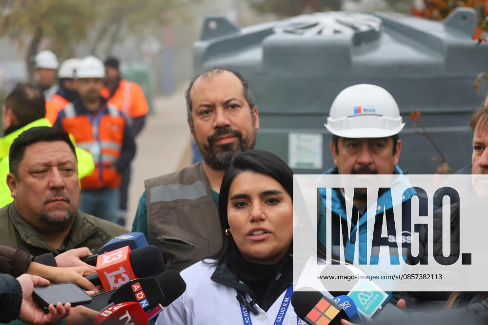 Due to the scheduled cut of drinking water in eight municipalities of the capital, the free residual chlorine of water from an alternative supply pond is measured to ensure its quality and safety Jonnathan Oyarzun Aton Chile, Santiago Chile Aton 1158270