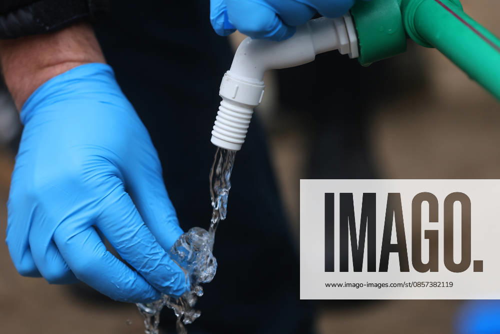 Due to the scheduled cut of drinking water in eight municipalities of the capital, the free residual chlorine of water from an alternative supply pond is measured to ensure its quality and safety Jonnathan Oyarzun Aton Chile, Santiago Chile Aton 1158273