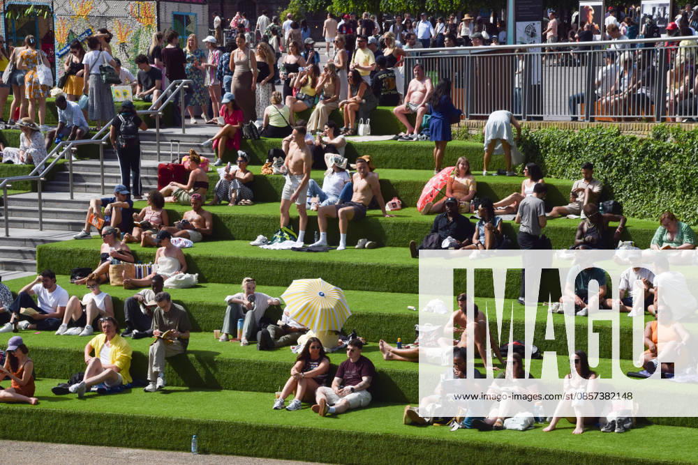 People enjoy the sunshine on the steps in Granary Square in King s Cross as temperatures soar in the capital. London United Kingdom - ZUMAv130 20260523_zip_v130_005