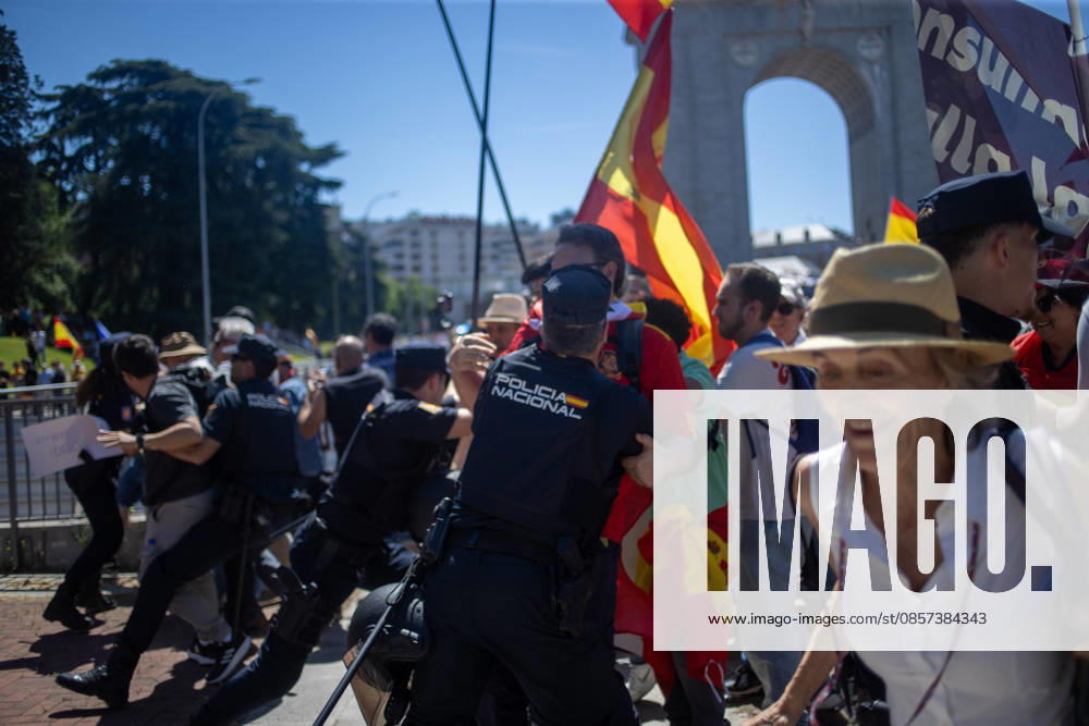 Police try to contain some demonstrators during the so-called March for Dignity, organized by the Spanish Civil Society platform, through the center of Madrid to demand the resignation of the Spanish Prime Minister, Pedro Sanchez. Madrid Spain - ZUMAs197 20260523_aaa_s197_199