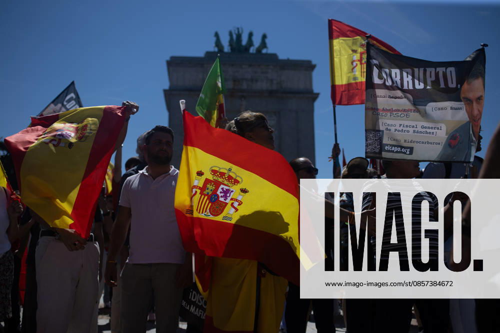 A protester raises a Spanish flag during the so-called March for Dignity, organized by the Spanish Civil Society platform, through the center of Madrid to demand the resignation of the Spanish Prime Minister, Pedro Sanchez. Madrid Spain - ZUMAs197 20260523_aaa_s197_198